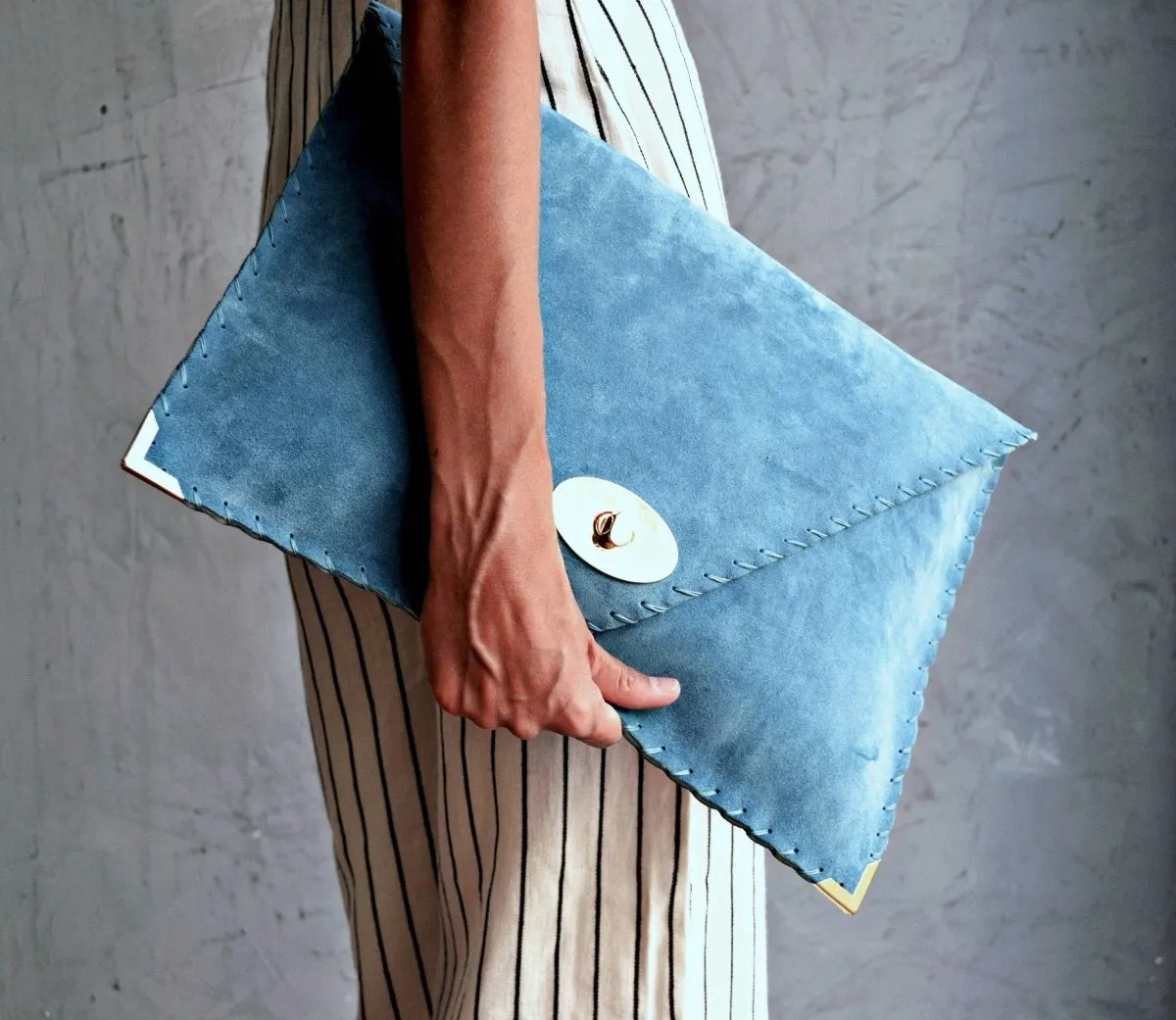 Suede clutch in teal blue: Gold hardware