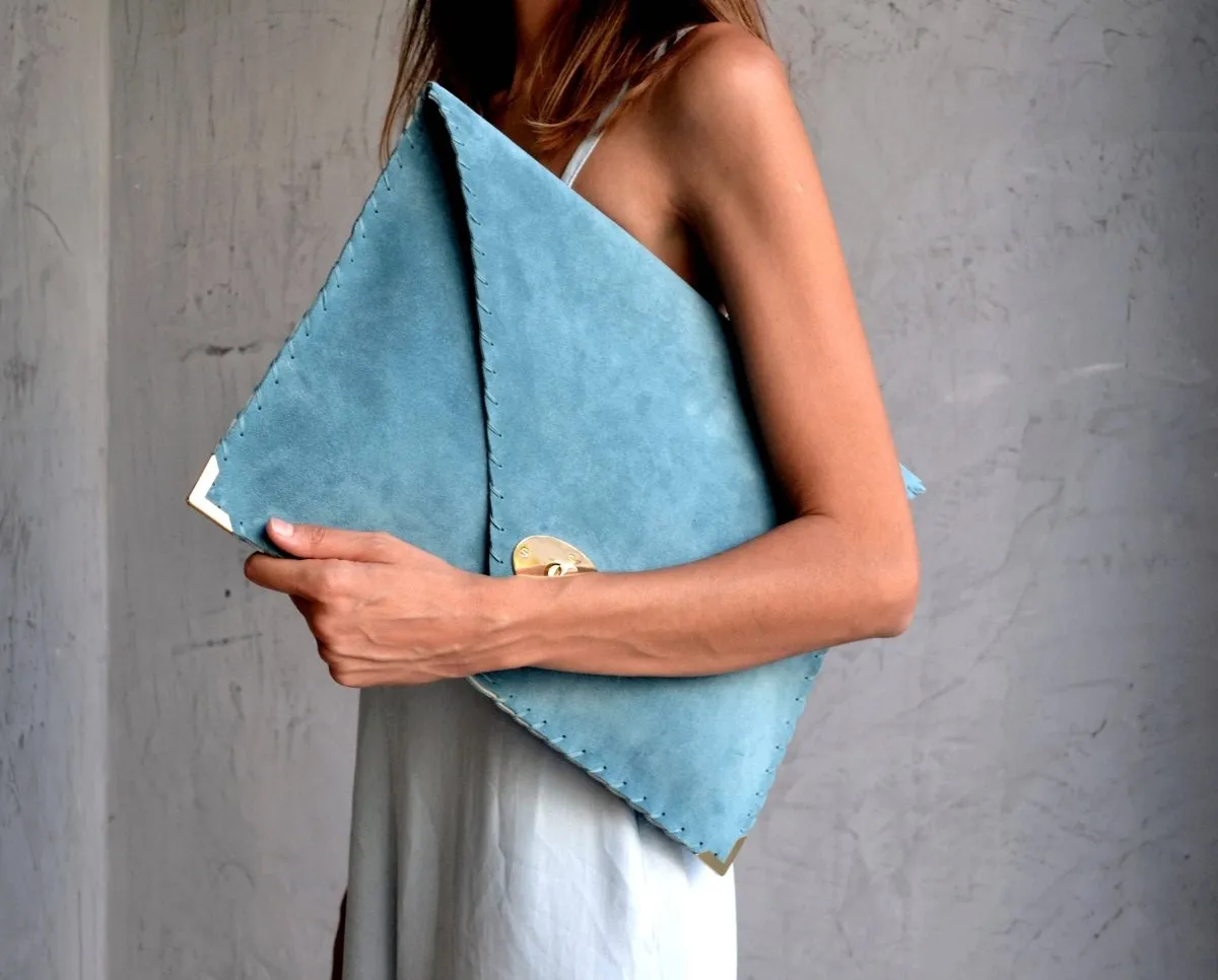 Suede clutch in teal blue: Gold hardware