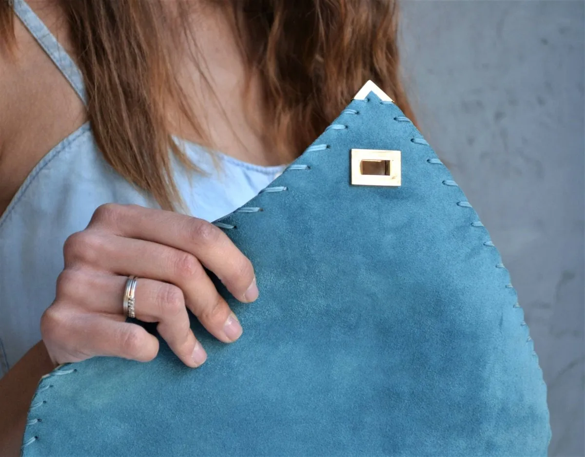 Suede clutch in teal blue: Gold hardware