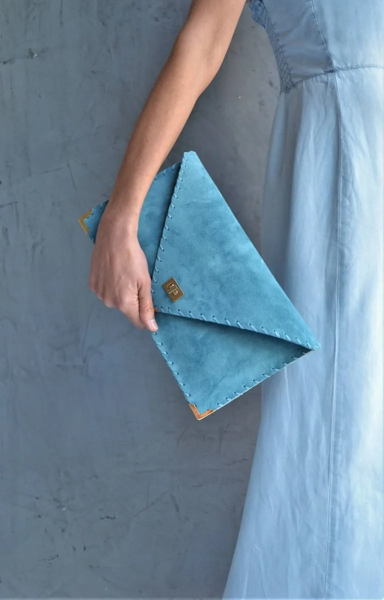 Suede clutch in teal blue: Gold hardware