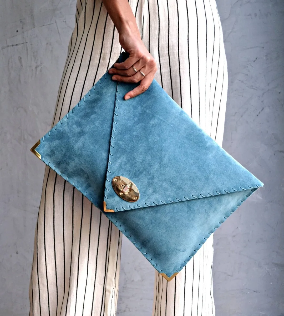 Suede clutch in teal blue: Gold hardware