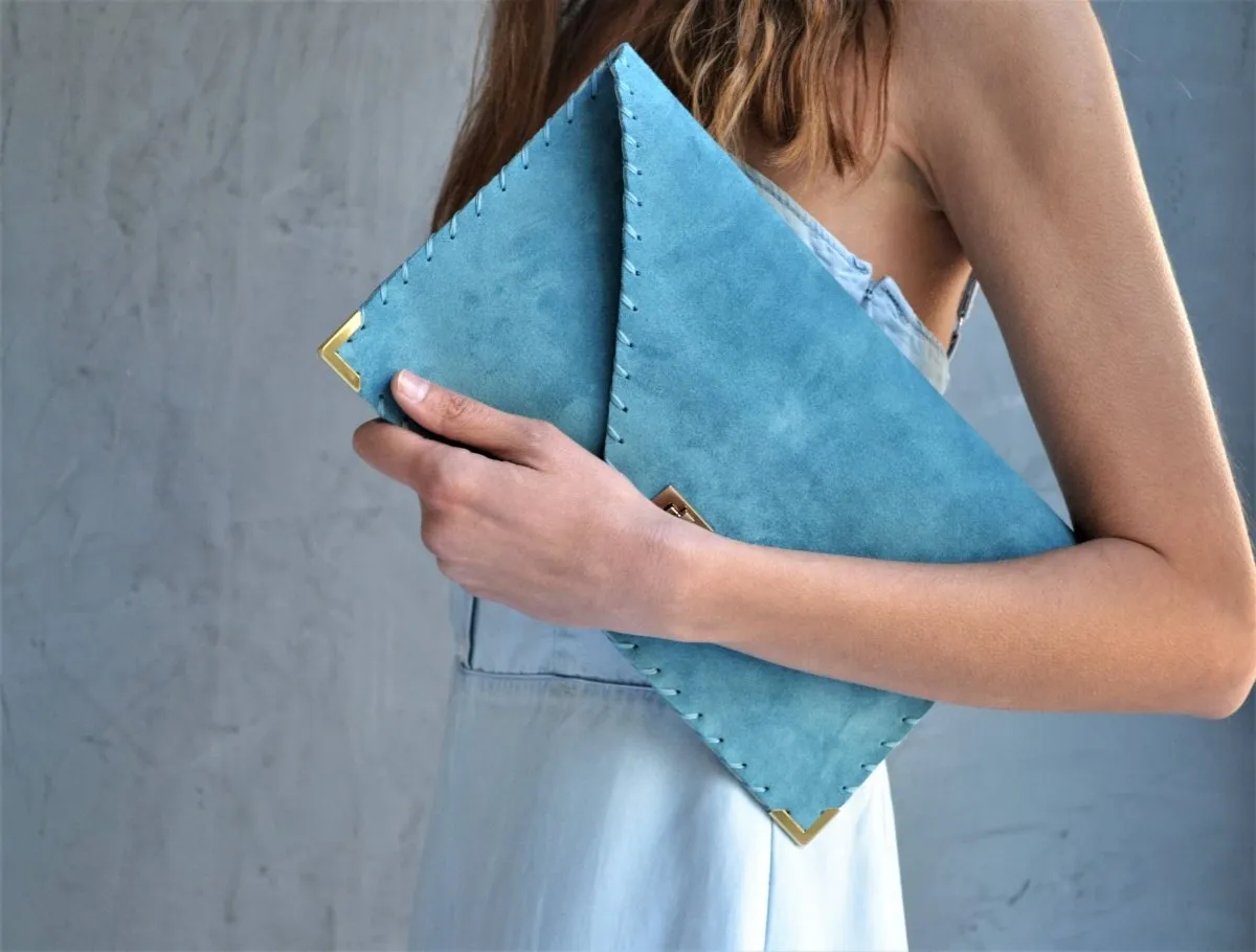 Suede clutch in teal blue: Gold hardware