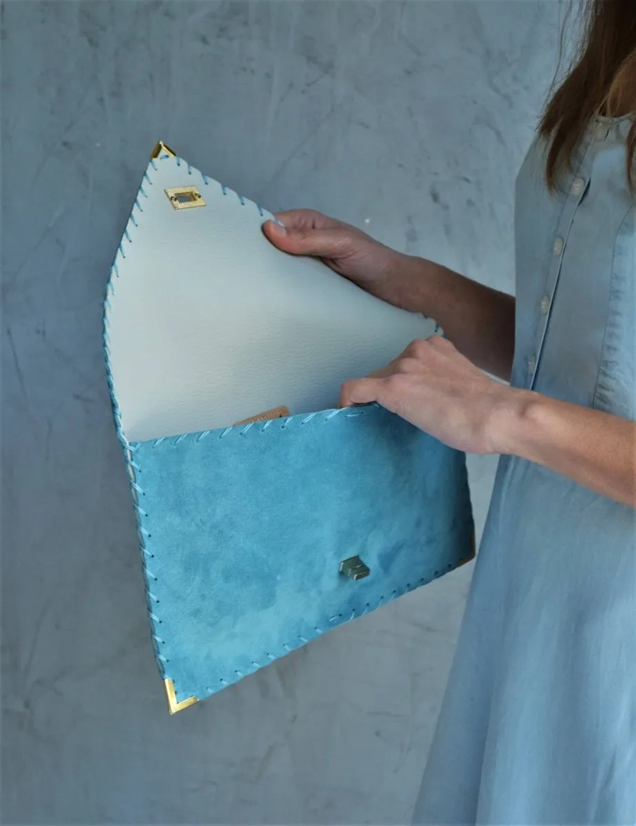 Suede clutch in teal blue: Gold hardware