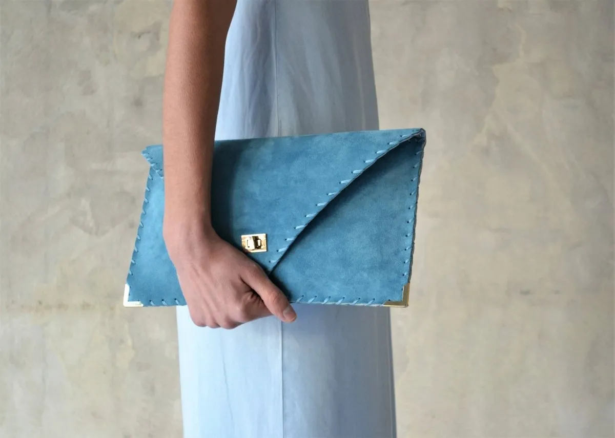 Suede clutch in teal blue: Gold hardware