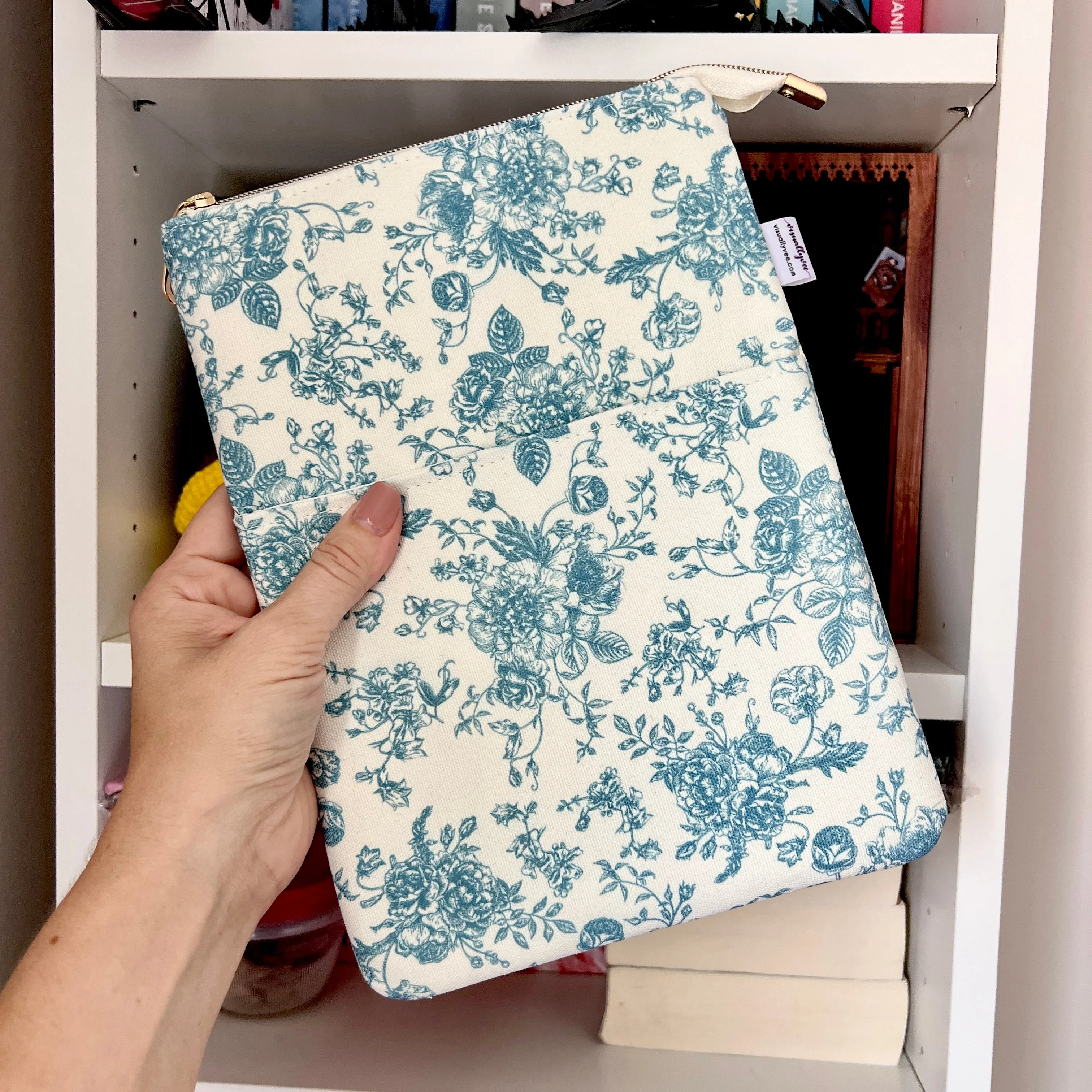 Vintage blue floral -  Zippered Book Sleeve