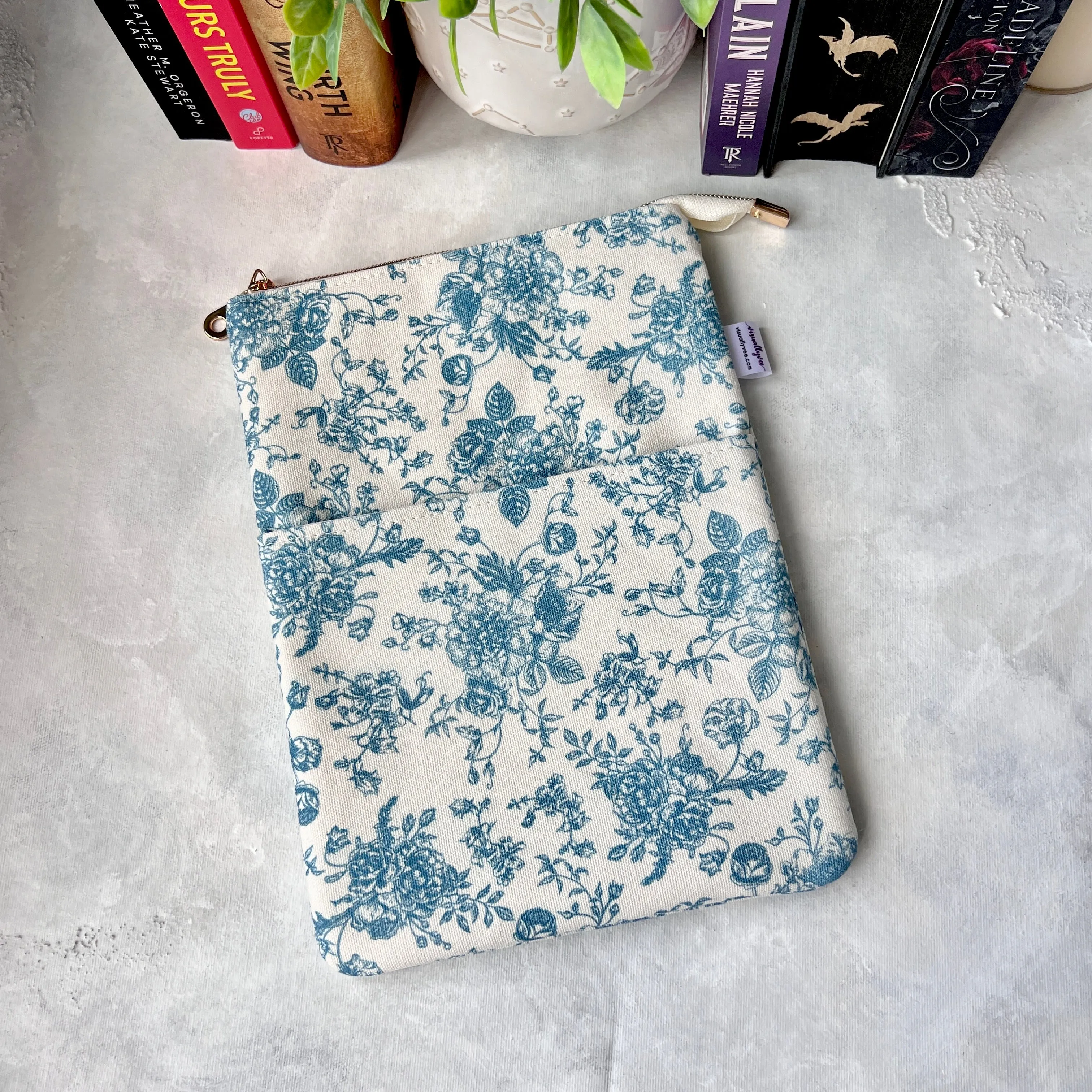 Vintage blue floral -  Zippered Book Sleeve