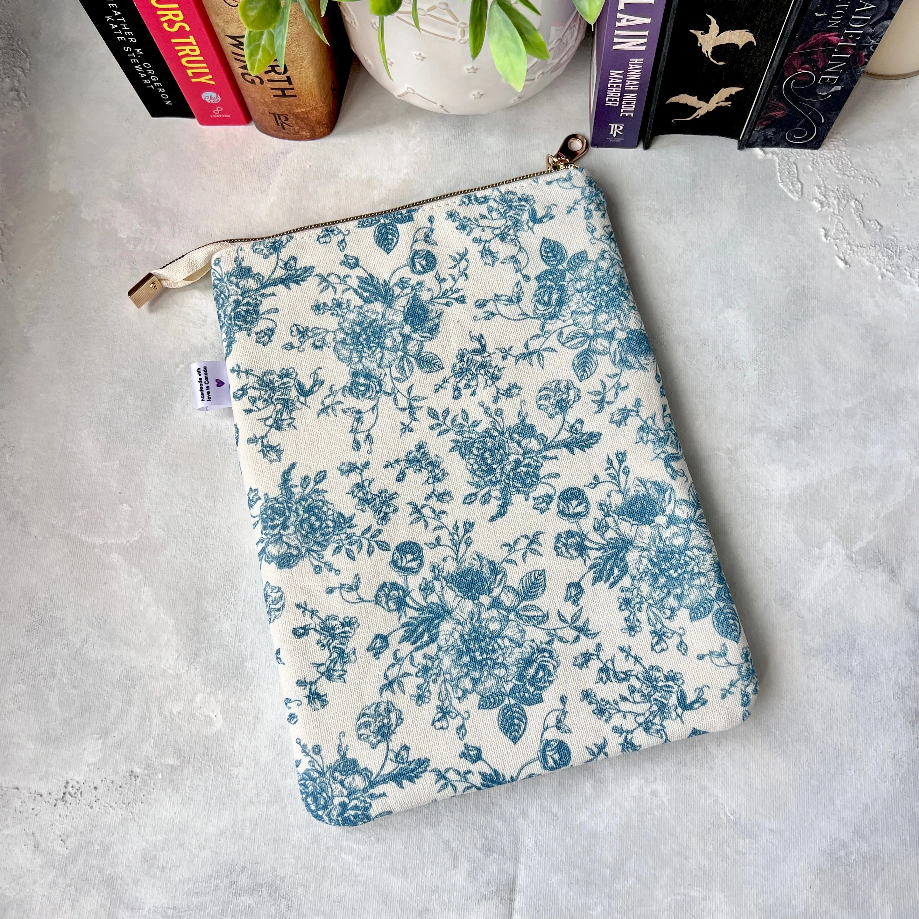 Vintage blue floral -  Zippered Book Sleeve